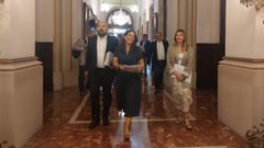 La alcaldesa de A Coru�a, In�s Rey, junto a Jos� Manuel Lage y Nereida Canosa a su llegada al pleno municipal de este jueves en Mar�a Pita