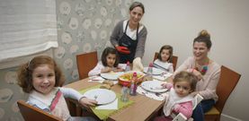 Alma disfruta a la hora de la cena del calor de hogar, con sus hijas Carlota, Roc�o y Carmen, su sobrina Lola y su hermana. 