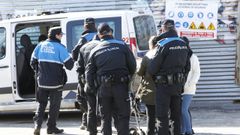 Polic�a en el mercadillo de A Sardi�eira