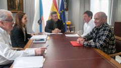 El presidente de la Diputaci�n, Valent�n Gonz�lez Formoso, en el centro, con el alcalde de Sada, Benito Portela, a la derecha, y el concejal Fernando Fari�a.