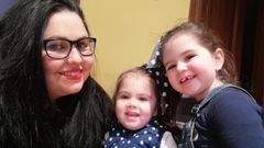 Saray Chao con sus dos hijas