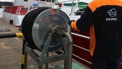 Un punto de suministro de gasoil para la pesca en un puerto gallego.