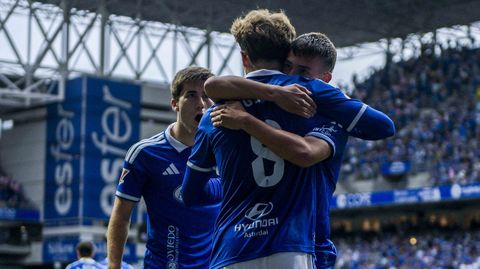 Mikel Goti y Enzo P�rez se abrazan, con Samu al lado, tras el 1-0 del Oviedo al Eibar