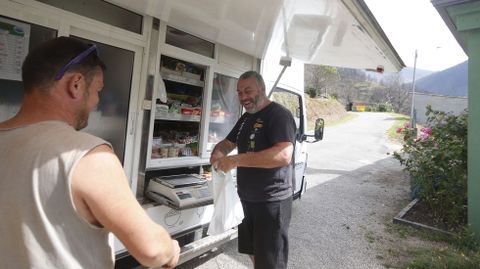 Los veh�culos de servicio, como este peque�o cami�n que es una tienda ambulante, ya no pueden bajar hasta Paradapi�ol, as� que los vecinos tienen que subir a comprar a la carretera