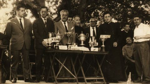 Gregorio Chill�n, tercero por la izquierda, tiene el r�cord de permanencia en la alcald�a de Carballo, entre 1949 y 1967. Lo sustituy� Jacinto Amigo Lera, que continu� hasta 1971
