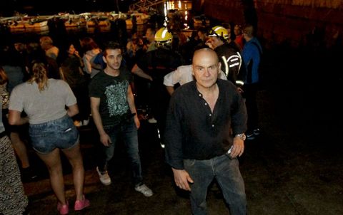 Los vecinos que ayudaron a apagar el fuego insisten en que no hay medios suficientes. 