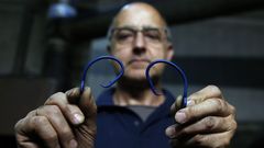 El jefe de taller de A Poutada, Juan G�mez, muestra unos anzuelos con recubrimiento de aluminio