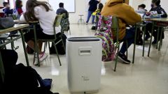 Aparato purificador instalado en un aula del CEP Xos� Neira Vilas de Peitieiros antes de que la Xunta exigiese un estudio t�cnico previo