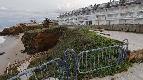 La urbanizaci�n Oc�ano I, junto a la playa de San Bartolo y el acceso que retranquear� Costas