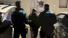 El individuo, siendo detenido esta madrugada por la Polica Local de Sanxenxo.