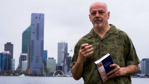 Valent�n Carrera a orillas del r�o Swam con Perth al fondo.