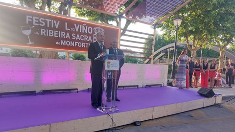 El pregonero del festival, Jos Luis Iravedra (izquierda) recibi como obsequio una rplica de la torre del homenaje de Monforte