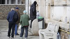 Cada da, personas sin hogar hacen cola para comer en el Fogar do Transente de Lugo