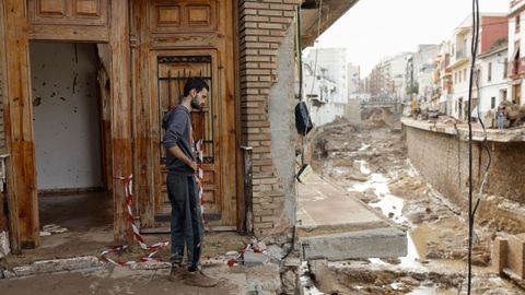 Un hombre observa el estado de su vivienda y de las calles tras la dana