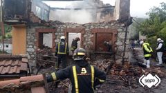 Un incendio devora una casa en Laviana