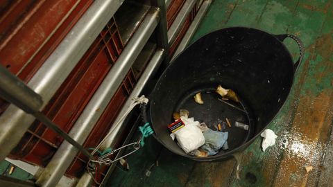 A bordo del Rodrguez Parapar procuran reciclar todos los residuos que no son biodegradables, y en la zona de trabajo usan como papelera este capacho 