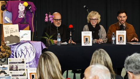 Acto en homenaxe a Bego�a Caama�o no IES Castelao de Vigo. Na foto, Marcos Calveiro (Galaxia), Beatriz Caama�o (irm� de Bego�a) e o director do instituto, C�ndido Paniagua.   