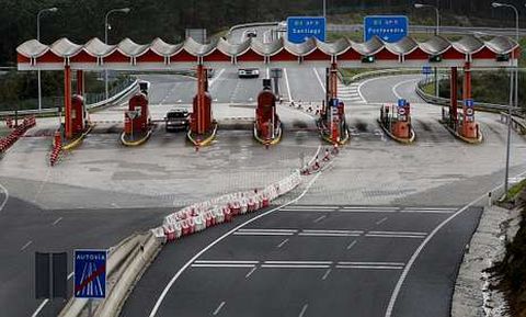 <span lang= es-es >Por la AP-9</span>. A la misma hora en la que el trfico de Vilagarca a Pontevedra discurra fluido, no haba prcticamente ningn coche para entrar en el peaje de la autopista a la altura de Caldas.