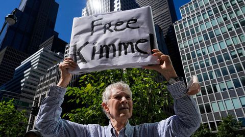 Un manifestante pide libertad para Kimmel
