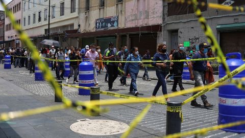 Personas caminando hacia la zona comercial durante la reapertura econ�mica en Ciudad de M�xico