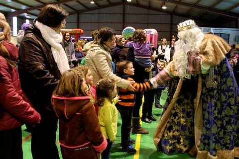 Los ni�os de Frades vieron de cerca a sus majestades de Oriente.