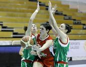 Lema trata de doblar un bal�n entre dos contrarias. 