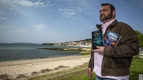 Manuel Losada muestra sus &uacute;ltimas obras en la playa de Barra&ntilde;a, escenario de &laquo;La sombra de Carmen&raquo;