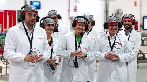 El presidente del Principado, Adri�n Barb�n, y el director de Nestl� Espa�a, Jordi Llach (2d), participan en un acto conmemorativo el 75 aniversario de la fabada asturiana Litoral, al que asisten, entre otros, la alcaldesa de Gij�n, Carmen Moriy�n (c)