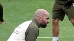 Claudio Gir�ldez, dirigiendo un entrenamiento del Celta en la Cidade Deportiva Afouteza.