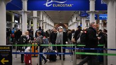 Pasajeros haciendo cola en la estaci�n londinense de St. Pancras para subir al tren Eurostar con destino a Francia