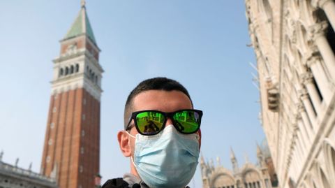 Un hombre se protege en Venecia