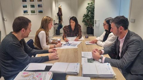 La alcaldesa de Ribeira, Mara Sampedro, se reuni con la directora xeral de Enerxas Renovables e Cambio Climtico, Paula Ura, para abordar el expediente de la nave de Cerqueiras.