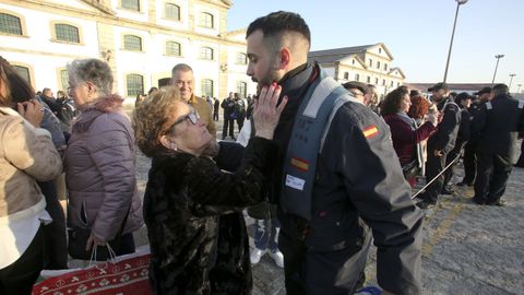 Despedida entre abuela y nieto antes de la marcha de la F-101 del Arsenal de Ferrol.