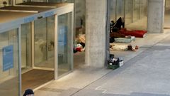 Personas durmiendo junto a la entrada de la estaci�n