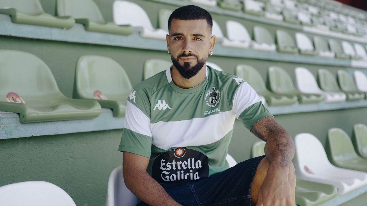 Lluis Llácer, jugador del CD Arenteiro: «Los humildes pueden hacer frente a los equipazos de Primera Federación»