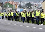 El alcalde encabeza la comitiva por la AC-552, ya en la subida a Caxadas.