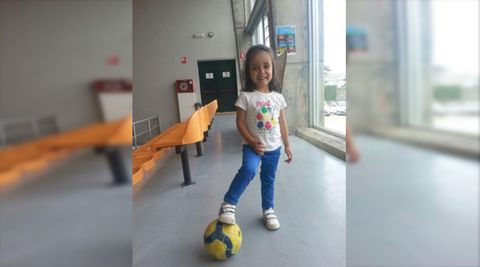 La futbolista redondelana Zaira Martínez lleva con el balón en los pies desde muy pequeña.