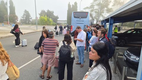 Los pasajeros de primera hora tuvieron que coger un bus para ir a Lavacolla