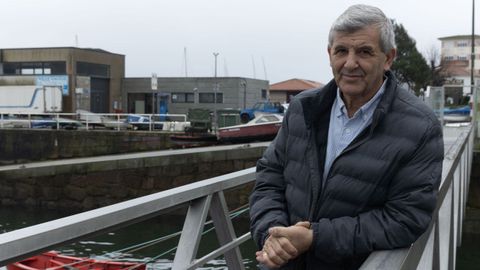 Carlos Lojo Moar, en el puerto de Corcubi�n, localidad en la que ahora reside