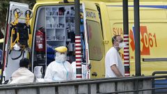 Personal sanitario, en el exterior del hospital Montecelo, en Pontevedra