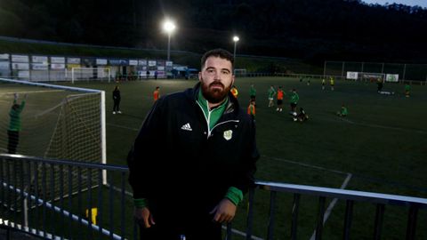 Diego dos Santos, el entrenador de la SD Burela cadete, en un entrenamiento en A Marosa.