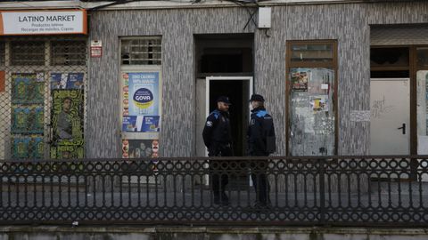Operativo para desalojar el edificio del 137 de la ronda de Outeiro