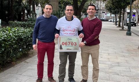 Herminio Carballeda (en el centro) con sus otros dos hermanos loteros: Antonio, que regenta la n�mero 1 de Vigo, y Luis, que est� al frente de La Suerte, en la calle Ervedelo de Ourense