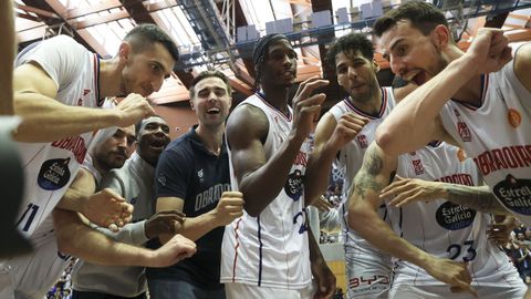 Fiesta en Sar en el Obradoiro-Estudiantes