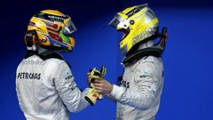 Hamilton y Reuters, tras la carrera en Sepang