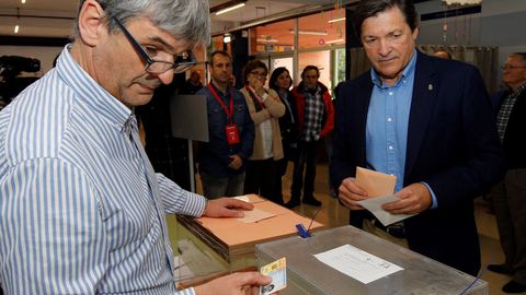El presidente del Principado, Javier Fern�ndez, el colegio R�o Piles de Gij�n donde ha ejercido su derecho al voto.