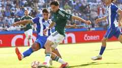 Unai Ropero, tirando a puerta ante Samu Fern�ndez (en el suelo), en el gol del Racing de Ferrol.