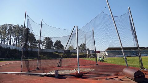 Mal estado de las instalaciones del campo de f�tbol y pistas de atletismo de A Alta en Pobra