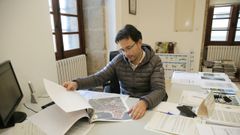 El concejal de Obras, Jos� Ram�n Abal, supervisa los planos de la obra en su despacho