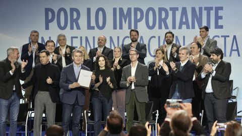 Feijoo, junto a los presidentes y l�deres auton�micos del PP, tras la firma de la llamada Declaraci�n de Zaragoza. 